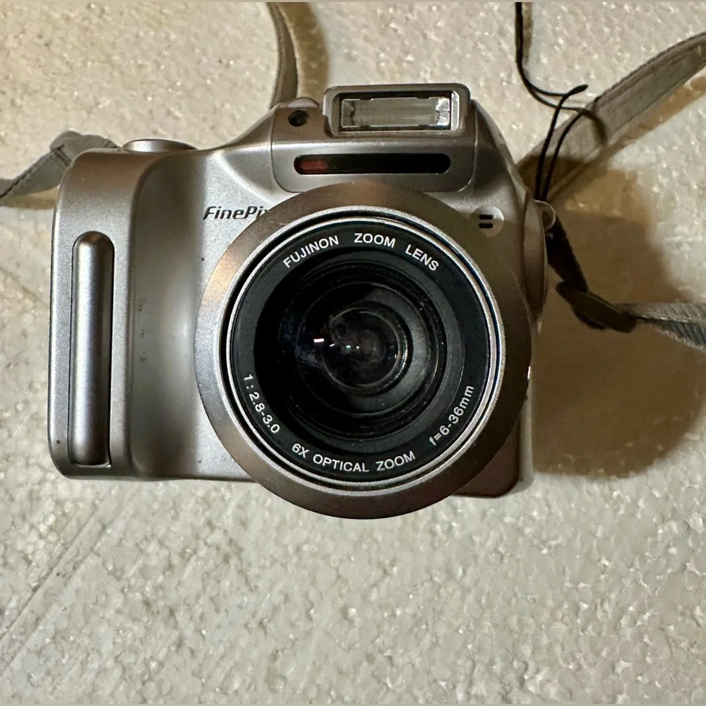 Fujifilm Finepix 2800 Zoom 2.0mp 6x Optical Zoom CompactDigital Camera